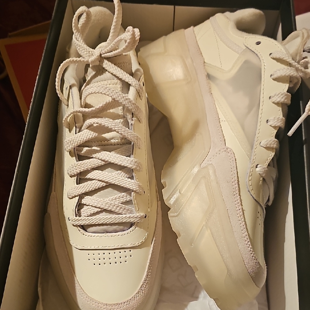 Reebok Cream Sneakers